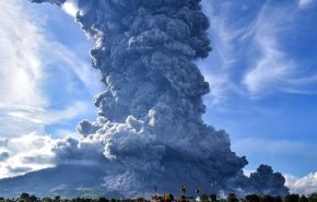بالفيديو.. مشاهد مرعبة لثوران بركان سينابونج في إندونيسيا