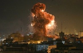 شاهد.. غزة تواصل إرسال البالونات الحارقة رغم غارات الإحتلال 