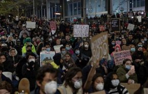 فیلم| راهپیمایی معترضان در واشنگتن دی سی پایتخت آمریکا به سمت اداره پلیس