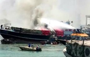 إخماد حريق قارب شحن في ميناء غناوه