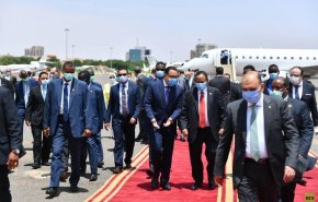 رئيس الوزراء المصري يصل الخرطوم في زيارة رسمية