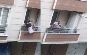 شاهد: سقوط رجل من الشرفة أثناء إلقائه أغراض طليقته!
