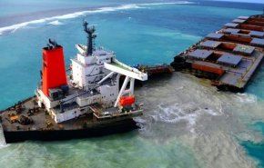 انشطار سفينة يابانية في المحيط الهادئ يهدد بحدوث كارثة بيئية