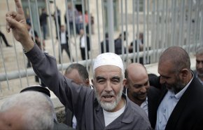 الفلسطينيون يودعون الشيخ رائد صلاح قبل وصوله سجون الاحتلال