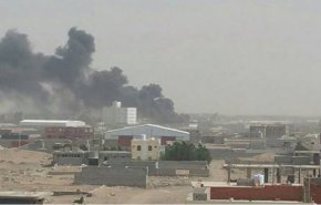 اليمن..احتراق منزل جراء استهداف العدوان لمدينة الدريهمي المحاصرة
