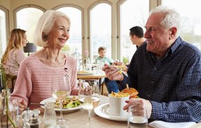 رغم التحذيرات.. مطاعم الوجبات السريعة مفيدة لكبار السن