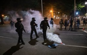 درگیری معترضان با پلیس آمریکا در پورتلند + فیلم