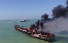 آتش سوزی یک فروند نفتکش بر اثر برخورد با کشتی باری در آبهای ساحلی چین + فیلم