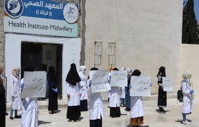 بالصور: وقفة احتجاجيّة في ادلب بعد اعتقال طبيب نظم معرضا للصور