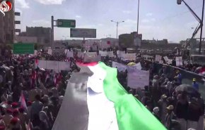  شاهد: مسيرات يمنية حاشدة رفضاً للتطبيع الإماراتي