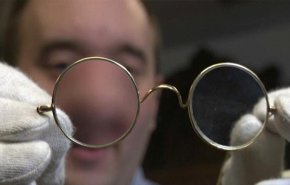 شاهد: بيع نظارات غاندي في مزاد بريطاني برقم قياسي