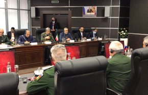 وزيرا الدفاع الإيراني والروسي يؤكدان على توسيع التعاون