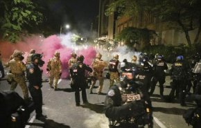 بالصور..اشتباكات بين المتظاهرين والشرطة في بورتلاند الأمريكية تتحول لحرب شوارع!