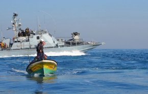 زوارق الاحتلال تهاجم مراكب الصيادين على شاطئ بحر غزة

