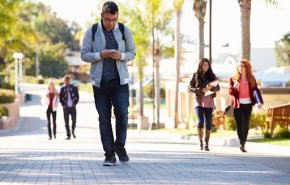 مدينة يابانية تحظر استخدام الهواتف الذكية أثناء السير على الأقدام!