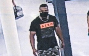 احذروا هذا الرجل.. يعانق الناس فجأة ويخبرهم أنه مصاب بكورونا!