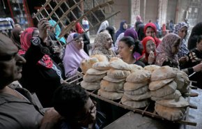 شاهد: مواطن مصري يلوم السيسي بسبب وزن الخبز