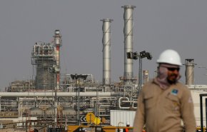 انخفاض قيمة صادرات النفط السعودية بنحو النصف