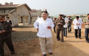 زعيم كوريا الشمالية يتفقد المنطقة المنكوبة بإعصار 