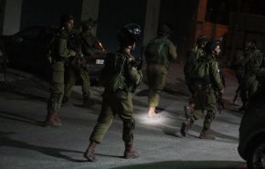الاحتلال يعتقل 10 فلسطينيين من مناطق متفرقة بالضفة الغربية