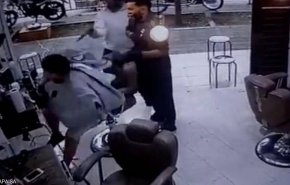بالفيديو..شاب يتلقى رصاصات قاتلة في رأسه اثناء الحلاقة