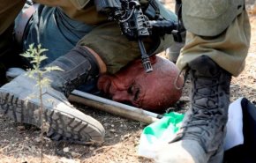 «على طريقة جورج فلويد»... ضابط إسرائيلي يجثو بركبته على رقبة فلسطيني (فيديو)