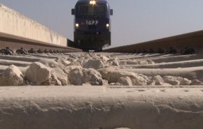 قطار يتحرك بين الحدود العراقية الايرانية.. مشروع استراتيجي واعد