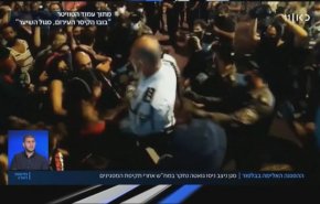 شاهد: هكذا تطيّر شرطة الاحتلال المتظاهرين بالهواء!