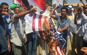 مردم شرق سوریه پرچم آمریکا را به آتش کشیدند
