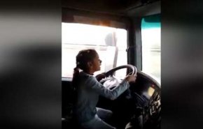 شاهد..طفلة مصرية تقود سيارة نقل على الطريق السريع