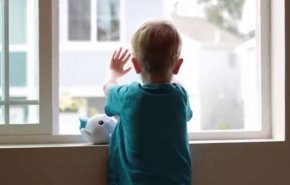 بالفيديو: انقاذ طفل علق رأسه في حاجز نافذة بالطابق الخامس!