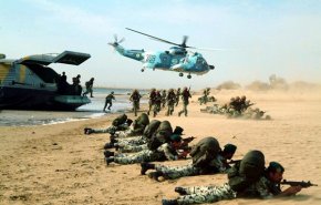رزمایش ذوالفقار ۹۹ ارتش/ عملیات مشترک تاخت آبخاکی در رزمایش ارتش؛تخلیه نفربرهای دوزیست در ساحل توسط ناو
