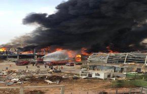 شاهد.. مراسل العالم يكشف تفاصيل حريق مرفأ بيروت الجديد