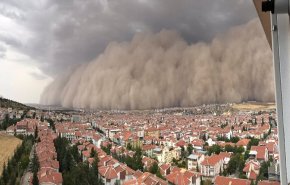 شاهد ..عاصفة رملية تغطي سماء العاصمة التركية