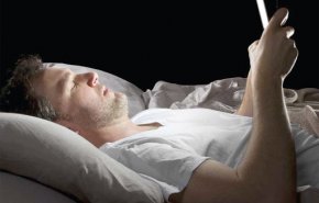 احذر النظر في الشاشات الإلكترونية قبل النوم