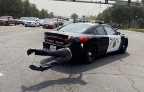 حمله خودروی پلیس کالیفرنیا به مخالفان ترامپ  + فیلم