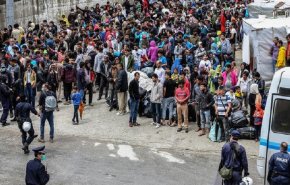 شاهد.. مهاجرون في اليونان على قارعة الطريق، والسبب؟