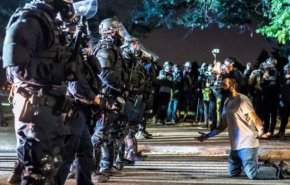 دولت ترامپ مقامات پورتلند را برای سرکوب بیشتر معترضان تحت فشار قرار داد