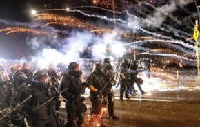 آتش زدن پرچم آمریکا در پورتلند/ توسل پلیس به زور برای پراکنده کردن معترضان و خبرنگاران/ هرگونه تجمع غیرقانونی اعلام شد