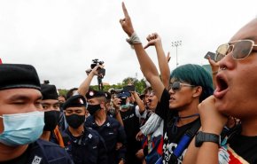 تظاهرات ده‌ها هزار نفری در تایلند علیه دولت و پادشاه
