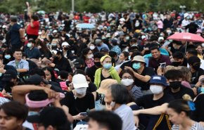 آلاف التايلانديين يرفضون استمرار الحكم الملكي 