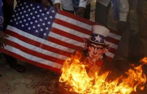 یونانی‌ها پرچم آمریکا را آتش زدند + فیلم

