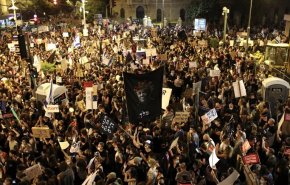 تواصل احتجاجات الضغط على نتنياهو وشرطته تقمعها بالضرب