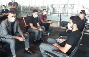 حمله بازیکنان پرسپولیس در فرودگاه دوحه به رسول‌پناه!