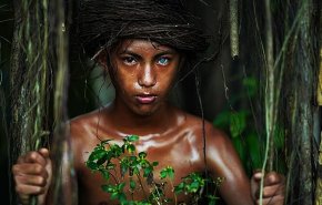 بالصور..تعرف على قبيلة في إندونيسيا بعيون زرقاء بسبب طفرة جينية