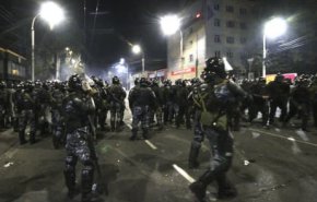 معترضان قرقیزی پارلمان را تصرف کردند
