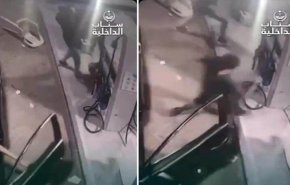فيديو صادم.. سعوديان يهاجمان وافدًا وسلباه ماله