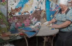 بالفيديو.. سيدة روسية تحول منزلها لمزار سياحى بأغطية الزجاجات البلاستيك