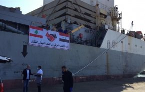 شاهد..  باخرة المساعدات العراقية تصل الى لبنان