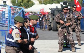 تركيا تعتقل العشرات وتبحث عن المزيد 